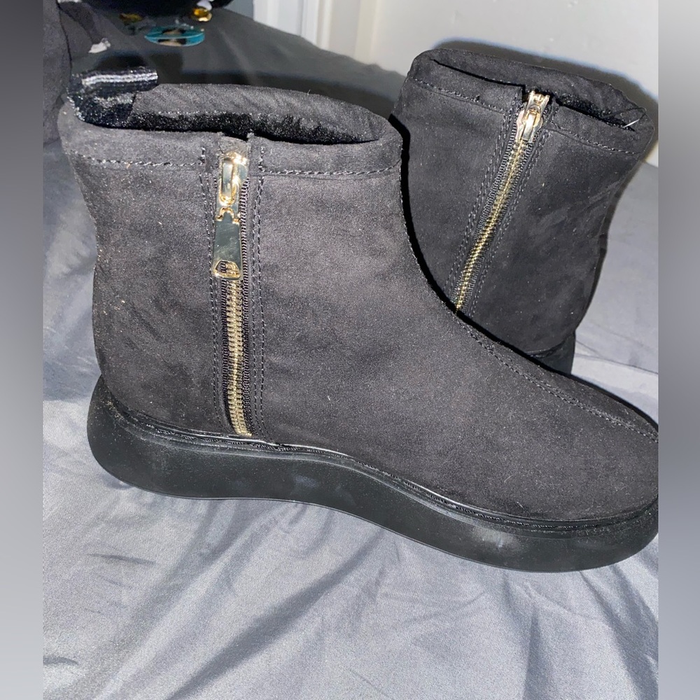 NWOT - Woman’s H&M Warm Ankle Boots with side Zipper (Size: Woman 10.0)